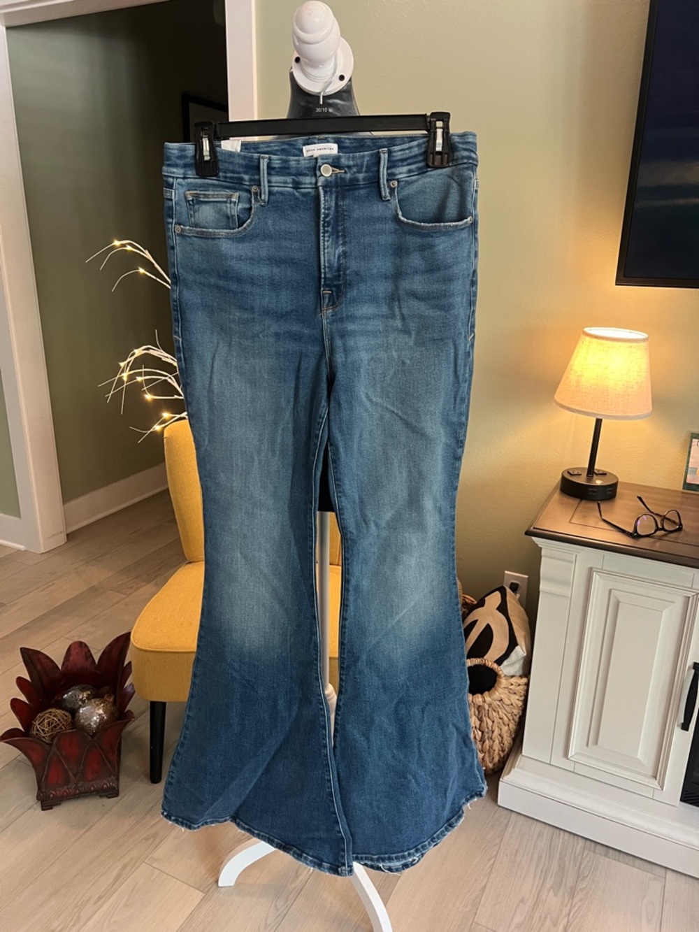 Good American Flare Jeans in Medium Blue Wash